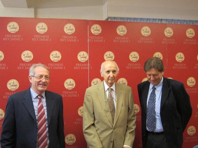 El Profesor Santiago Grisolía, (En El Centro) En Una Imagen De Archivo 