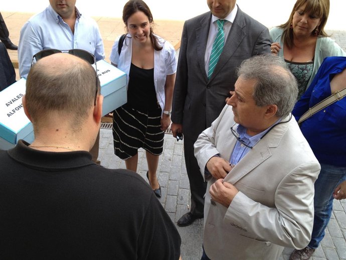 Alfonso Rus Entregando Los Avales