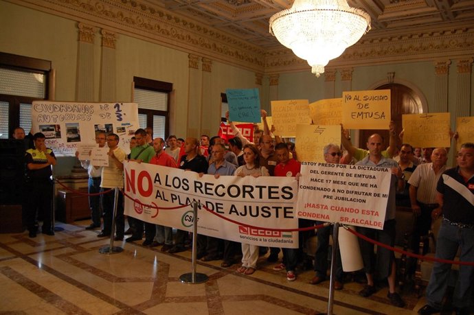 Protesta En El Pleno Del Ayuntamiento De Huelva. 