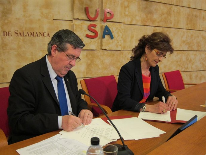 Ángel Galindo Y Benilde Amez López, En La Firma Del Convenio