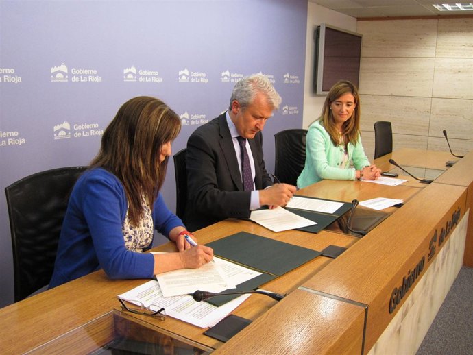 Firma Convenio Del Río Con Decana Colegio Psicologos