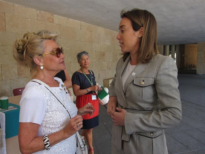 Cuca Gamarra Saluda A La Presidenta De La AECC, Divina López