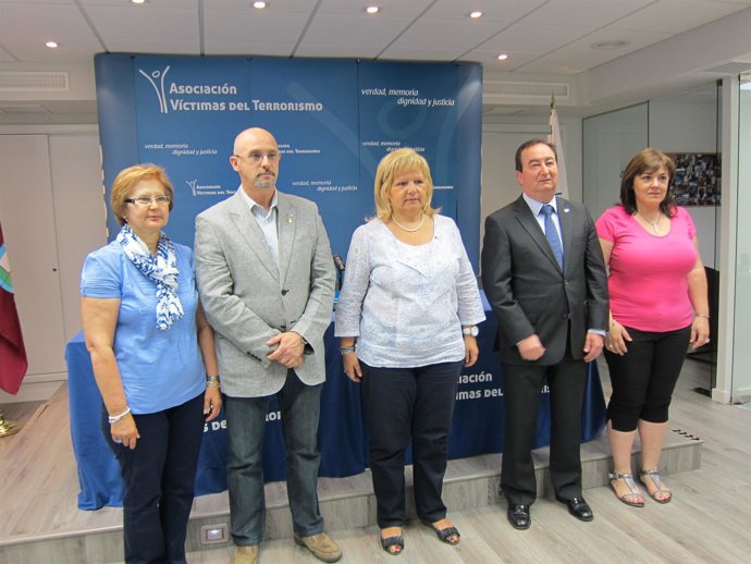 Miembros De La Junta Directiva De La Asociación De Víctimas Del Terrorismo