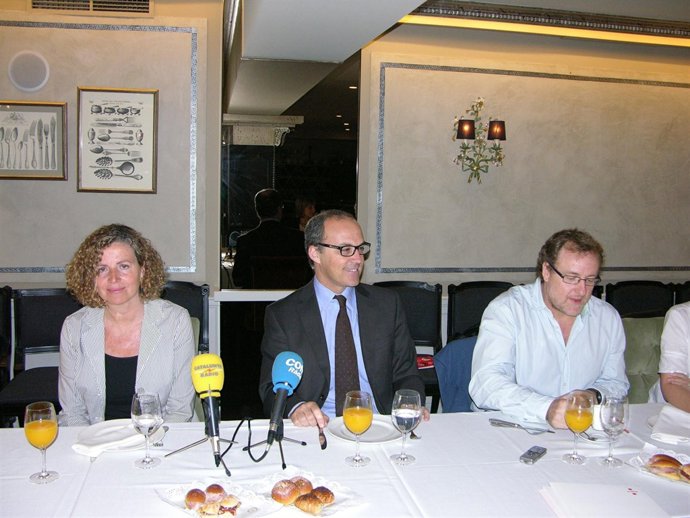 Victòria Tubau Y Pasqual Alapont Reciben Los Premios Literarios