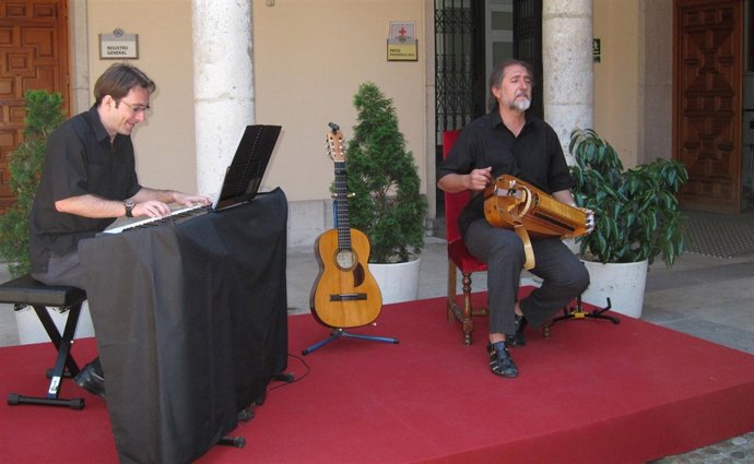 Paco Díez Y Jaime Villar Interpretan Uno De Los Temas De 'Romanceando'