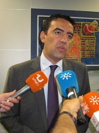 PSOE-A no entiende "las amenazas" del Ejecutivo sobre el plan de ajuste porque "un gobierno decente tiene que dialogar"