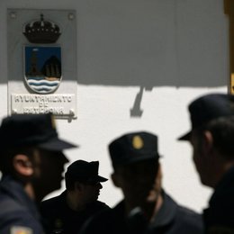 Policías nacionales en el ayuntamiento de Estepona