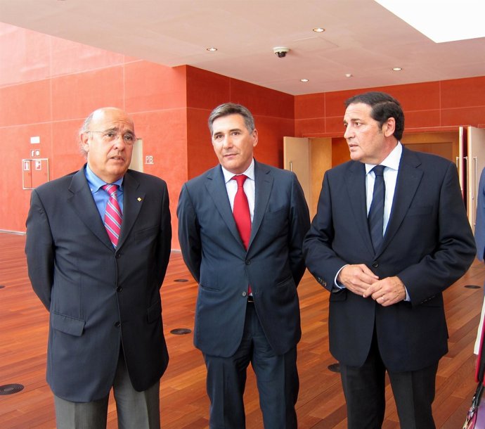 De Izquierda A Derecha, Los Consejeros De Sanidad De Cataluña, Aragón Y Cyl