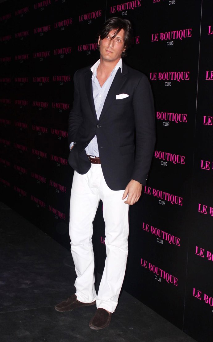 Posado de Luis Medina en la inauguración de una discoteca 