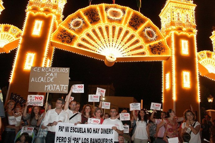 Un Grupo De Padres Del CEIP 'Los Cercadillos' Durante La Protesta