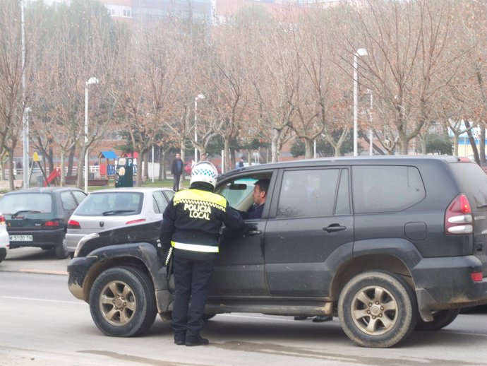Policía local parando coche