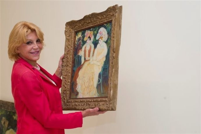 Carmen Thyssen Coge Uno De Sus Cuadros De La Primera Exposición Temporal