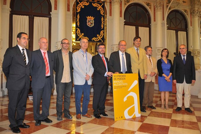 De la Torre y miembros del jurado, junto al poeta galardonado