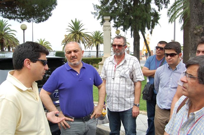 Representantes Sindicales Ante La Sede De La Autoridad Portuaria. 