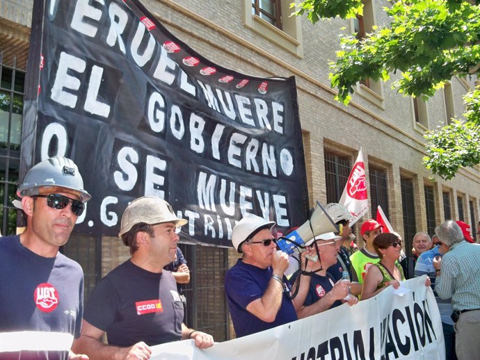 Concentración De Los Mineros Frente Al Edificio Pignatelli 