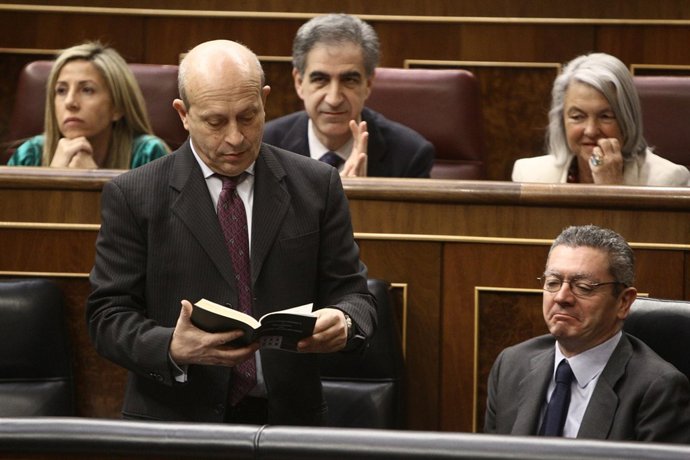 José Ignacio Wert Y Alberto Ruiz Gallardón, En El Banco Azul Del Hemiciclo