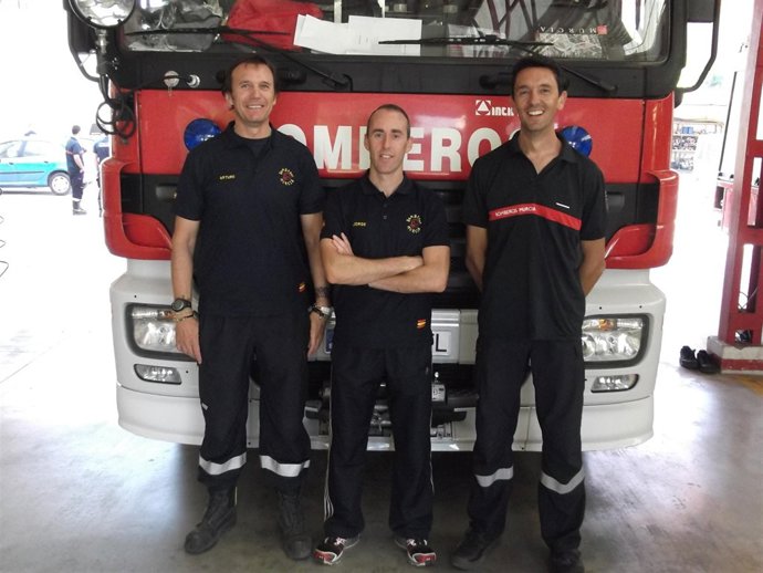 Los Bomberos Arturo Robledo, José A. Martínez Y Jorge Alemán
