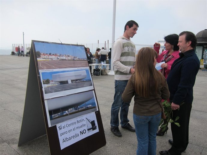 Concentración Informativa Contra La Ubicación Del Centro Botín En Albareda