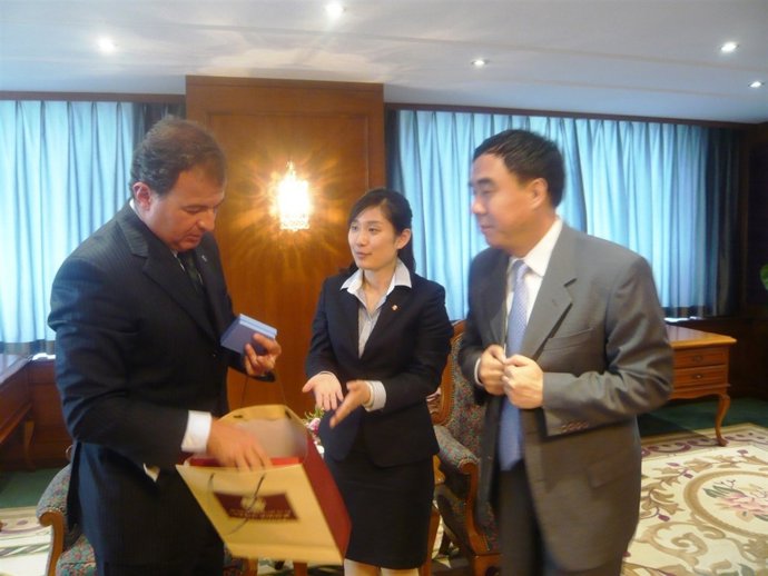 NOTA E FOTOS: JAVIER GUERRA REÚNESE EN BEIJING CO VICEPRESIDENTE DE CITIC GROUP 