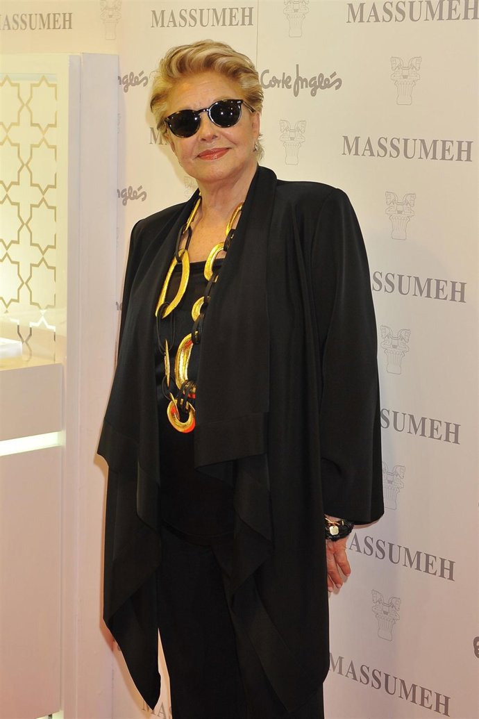 Posado de Lola Herrera con gafas de sol                     