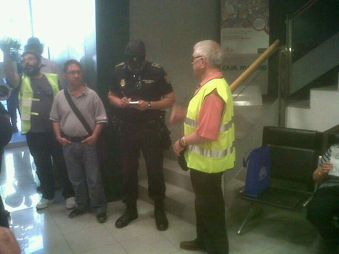 Un Agente De La Policía Identifica A Uno De Los 'Yayoflautas'