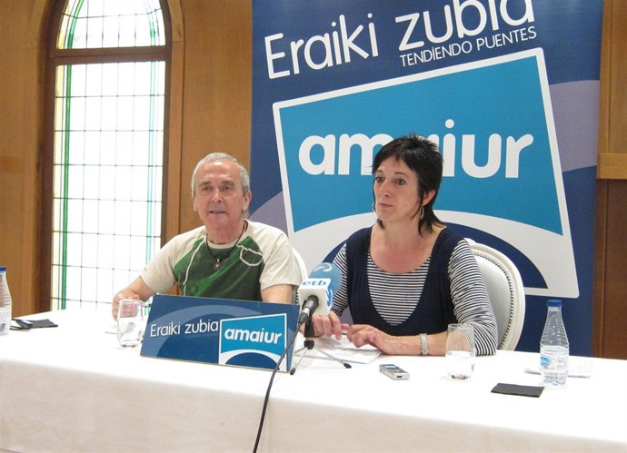 Los Diputados De Amaiur Sabino Cuadra Y Maite Arístegi.