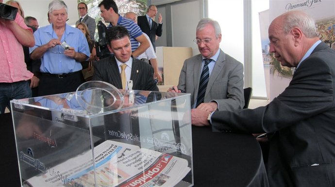 Firma Entre Jesús Samper, Valcárcel Y Alcalde De Alhama Por Paramount