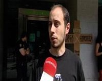 Vecinos llevan una guillotina a Bankia 'para cortar chorizo' 