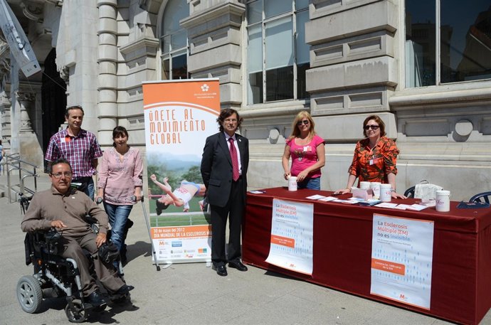Los Concejales En La Mesa Informativa