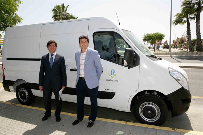 Bernal y Oblaré presentan las nuevas furgonetas del CRSU