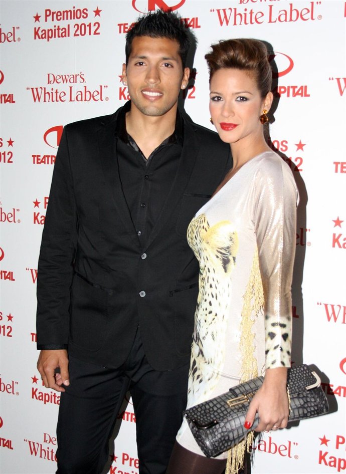 Posado de Tamara Gorro y Ezequiel Garay en los premios Kapital 