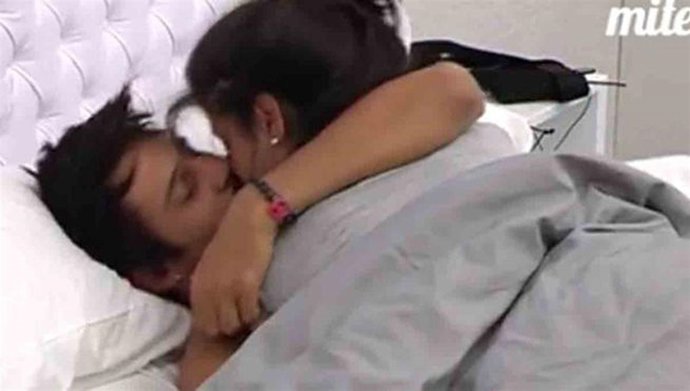 Hugo y María se besan en público en 'La Re-vuelta'