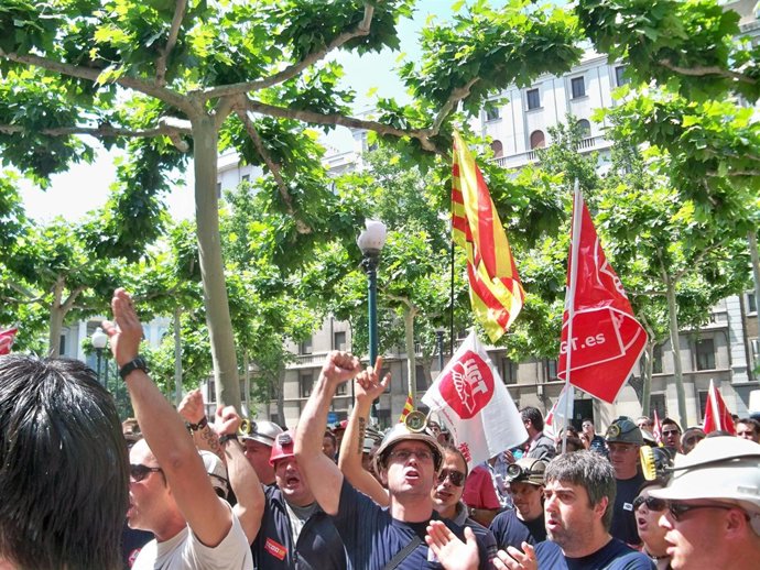 Mineros Aragoneses Manifestándose Frente A La Sede Del Gobierno De Aragón