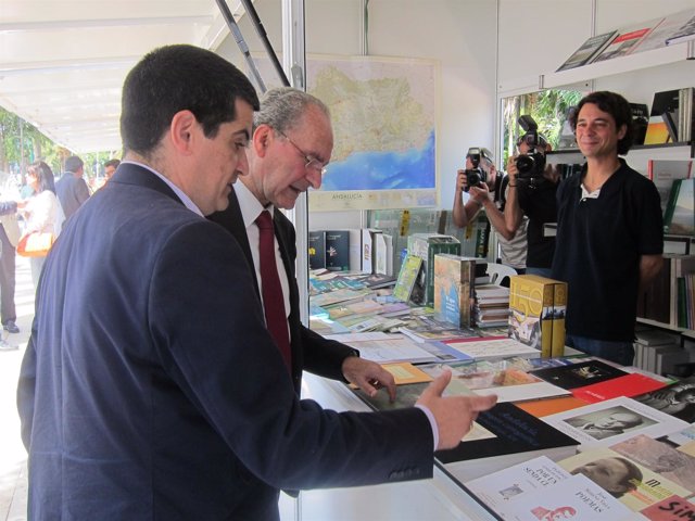 De la Torre y García visitan una de las casetas de la 42 Feria del Libro
