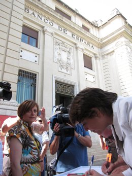 Consejera De Fomento Y Vivienda, Elena Cortés, Firma La ILP Sobre Dación En Pago