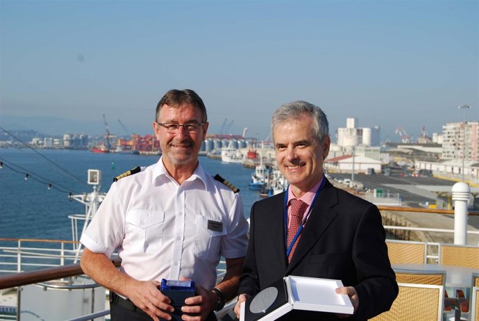 Capitán Del Crucero Amadea Y Mariano Revestido, Puerto