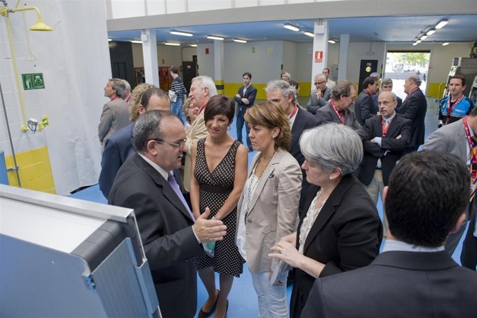 Yolanda Barcina Visita La Nueva Lavandería Industrial De Tasubinsa.