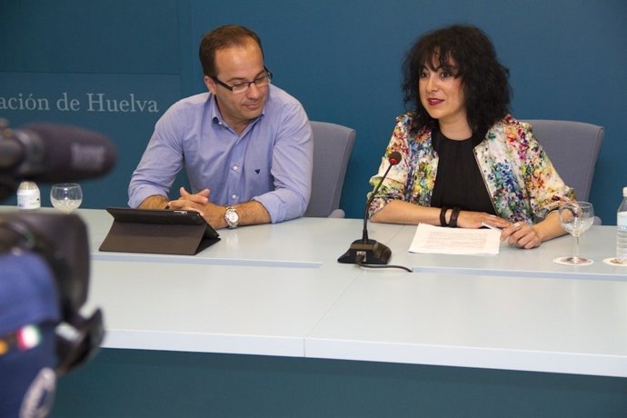 La Diputada Elena Tobar, Junto Al Alcalde De Hinojos. 