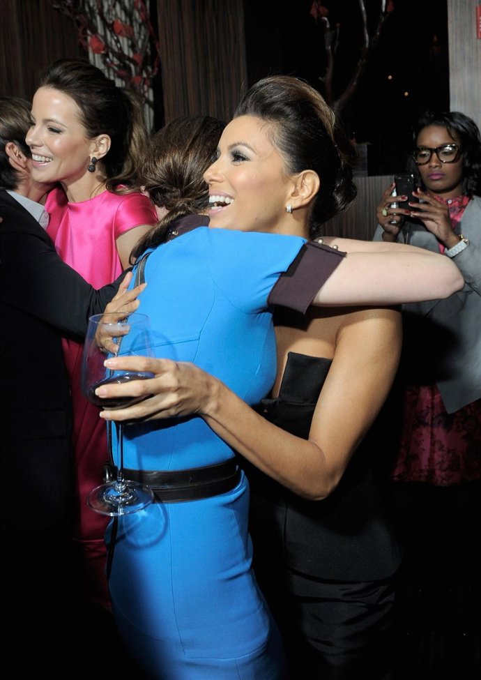 Victoria Beckham abraza a Eva Longoria en la fiesta Vanity Fair 
