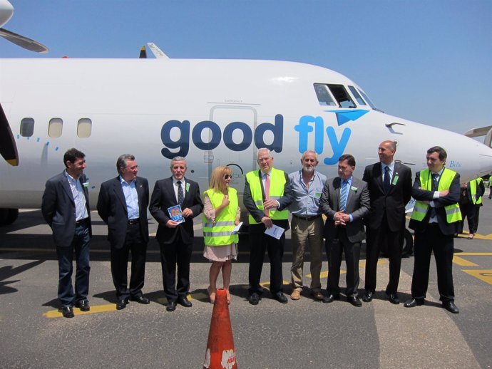 Asistentes Al Despegue Del Primer Vuelo De La Empresa Burgalesa Good Fly En León