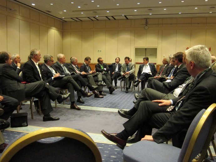 Sesión De Debate Entre Empresarios En La  XXVIII Reunión Del Círculo De Economía