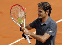 Djokovic resuelve por la vía rápida y Federer accede a octavos cediendo un set