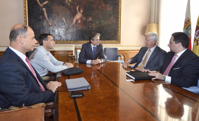 Íñigo De La Serna Se Reúne Con Representantes De Indra Y De La UC