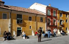 Turistas en la plaza mayor de Cuenca