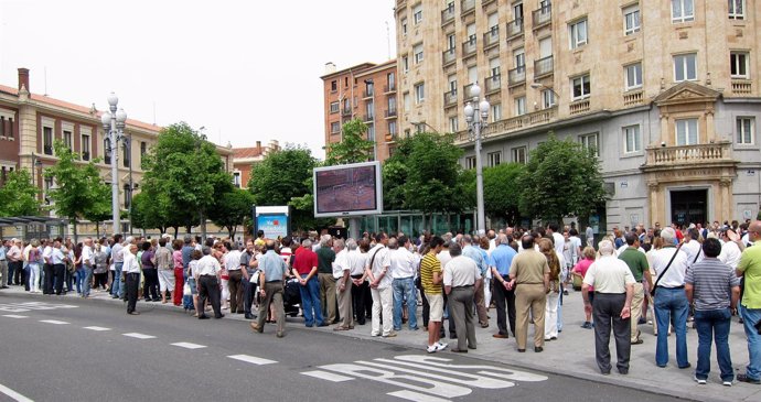 La Plaza De Zorrilla Congrega A Personas Que Sigen Los Actos En Una Pantalla