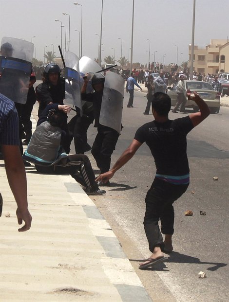 Policía Y Manifestantes Chocan Tras Conocerse La Sentencia De Mubarak.