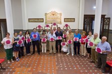 Representantes De Cruz Roja Zaragoza Con El Cartel De La Campaña 'Somos'.