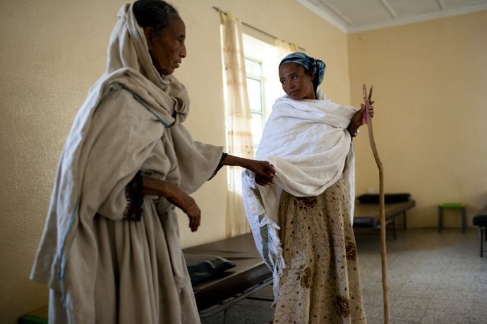Gidela Y Su Hija Haciendo De Lazarillo En La Clínica Oftalmológica