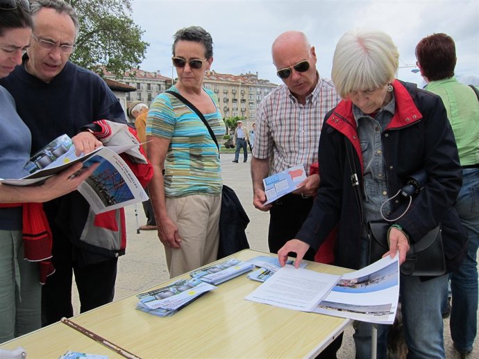 Ciudadanos Repasan Los Folletos De DEBA Contra La Ubicación Del C. Botín