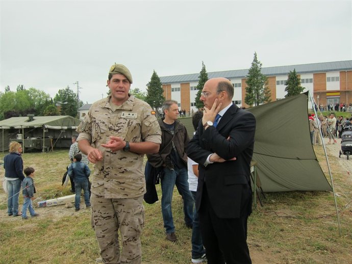 EL DELEGADO DEL GOBIERNO EN EUSKADI CARLOS URQUIJO EN BASE DE ARACA 